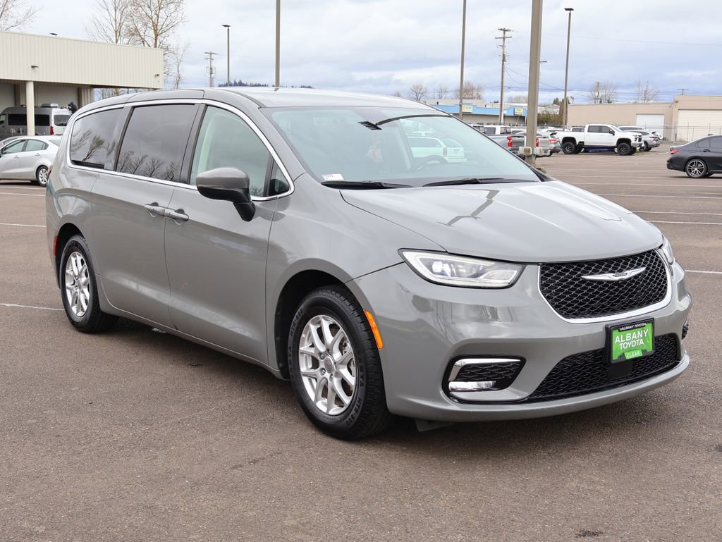 Used 2023 Chrysler Pacifica Touring-L image 8