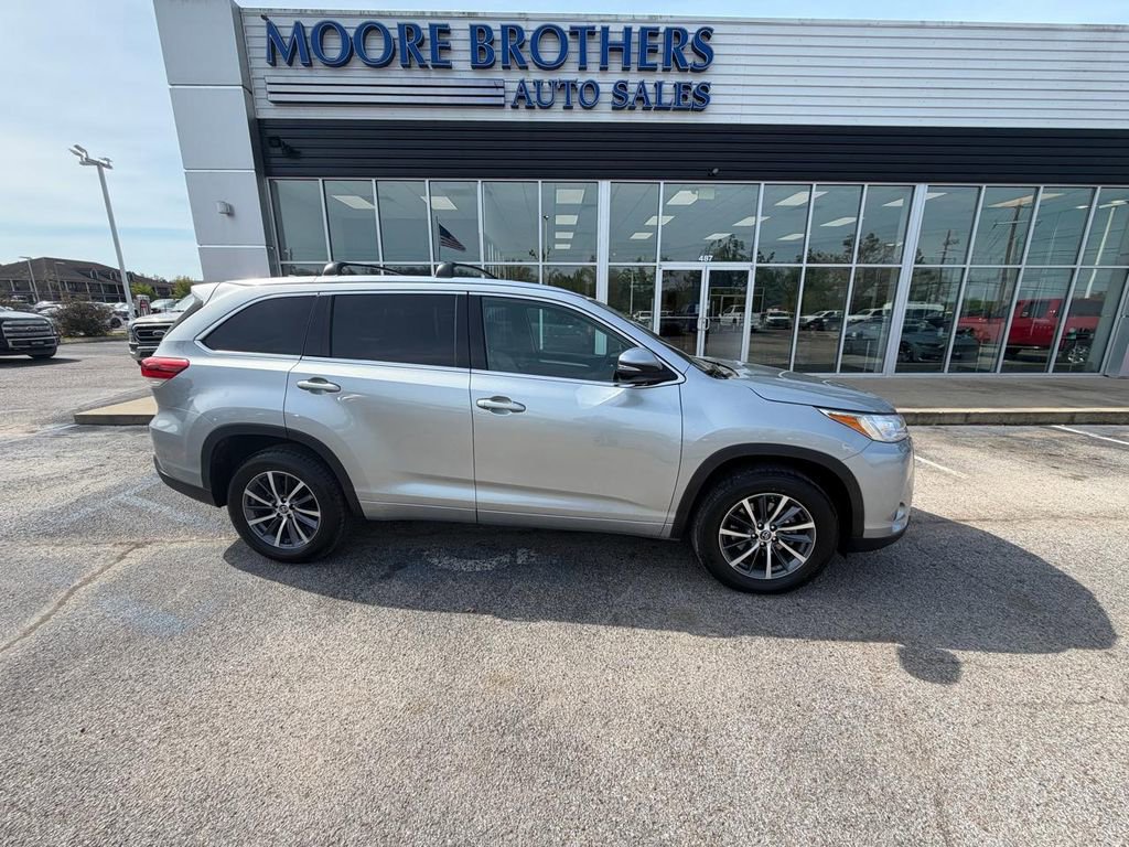 Used 2018 Toyota Highlander XLE FWD image 1
