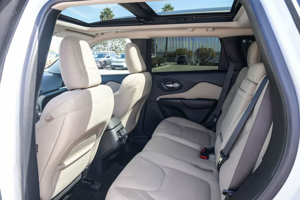 Used 2016 Jeep Cherokee Latitude w/ Comfort/Convenience Group FWD image 18