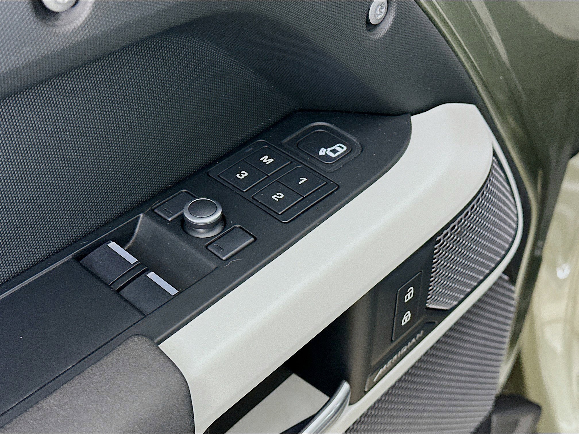 Used 2021 Land Rover Defender 90 First Edition image 17