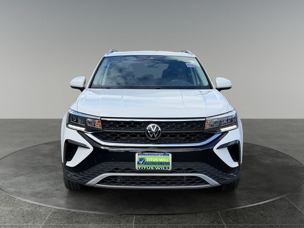 Used 2023 Volkswagen Taos SE w/ Panoramic Sunroof Package AWD/4WD image 2