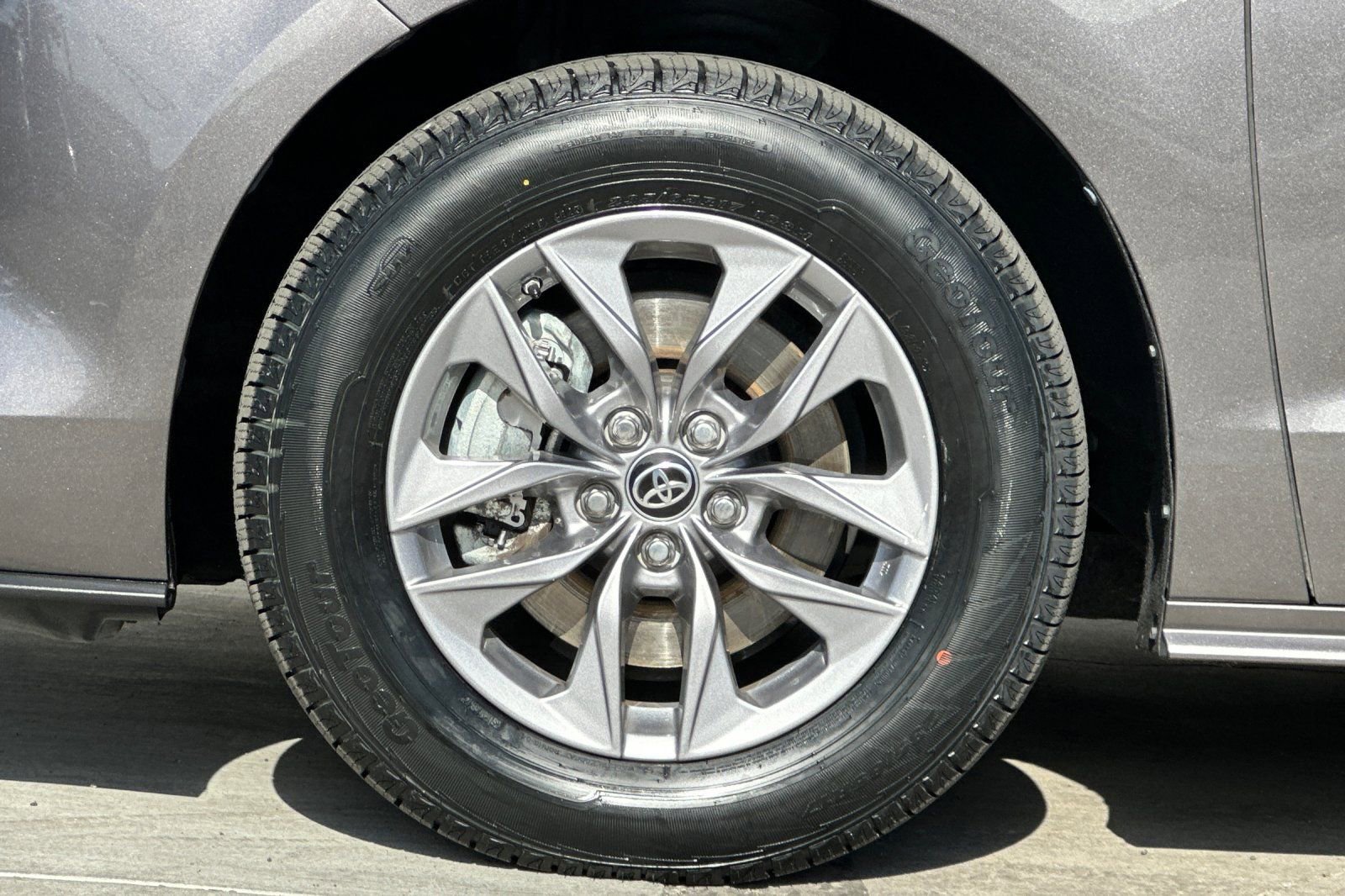 Certified 2022 Toyota Sienna XLE image 27