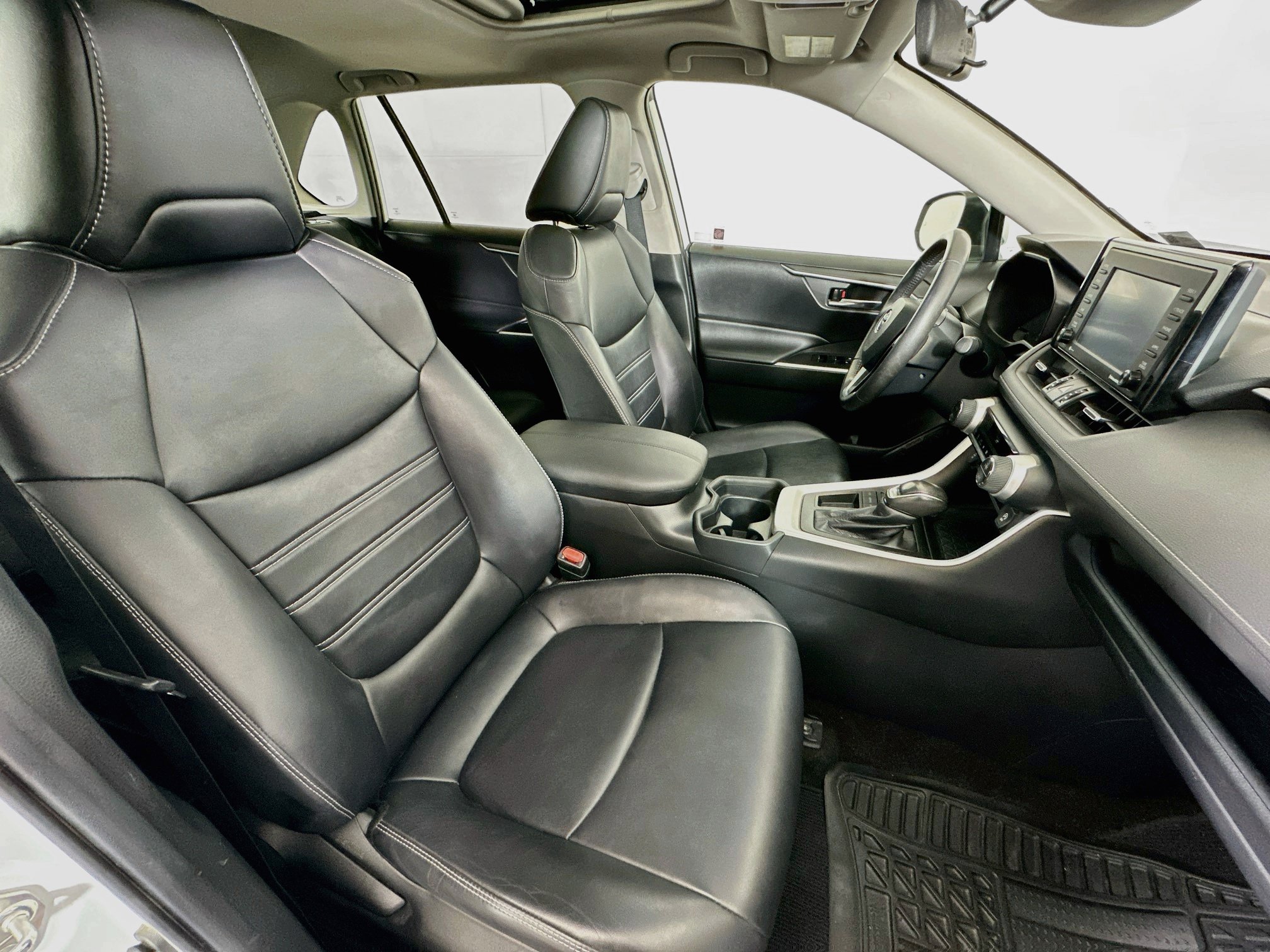 Used 2020 Toyota RAV4 XLE Premium w/ Carpet Mat Package FWD image 32