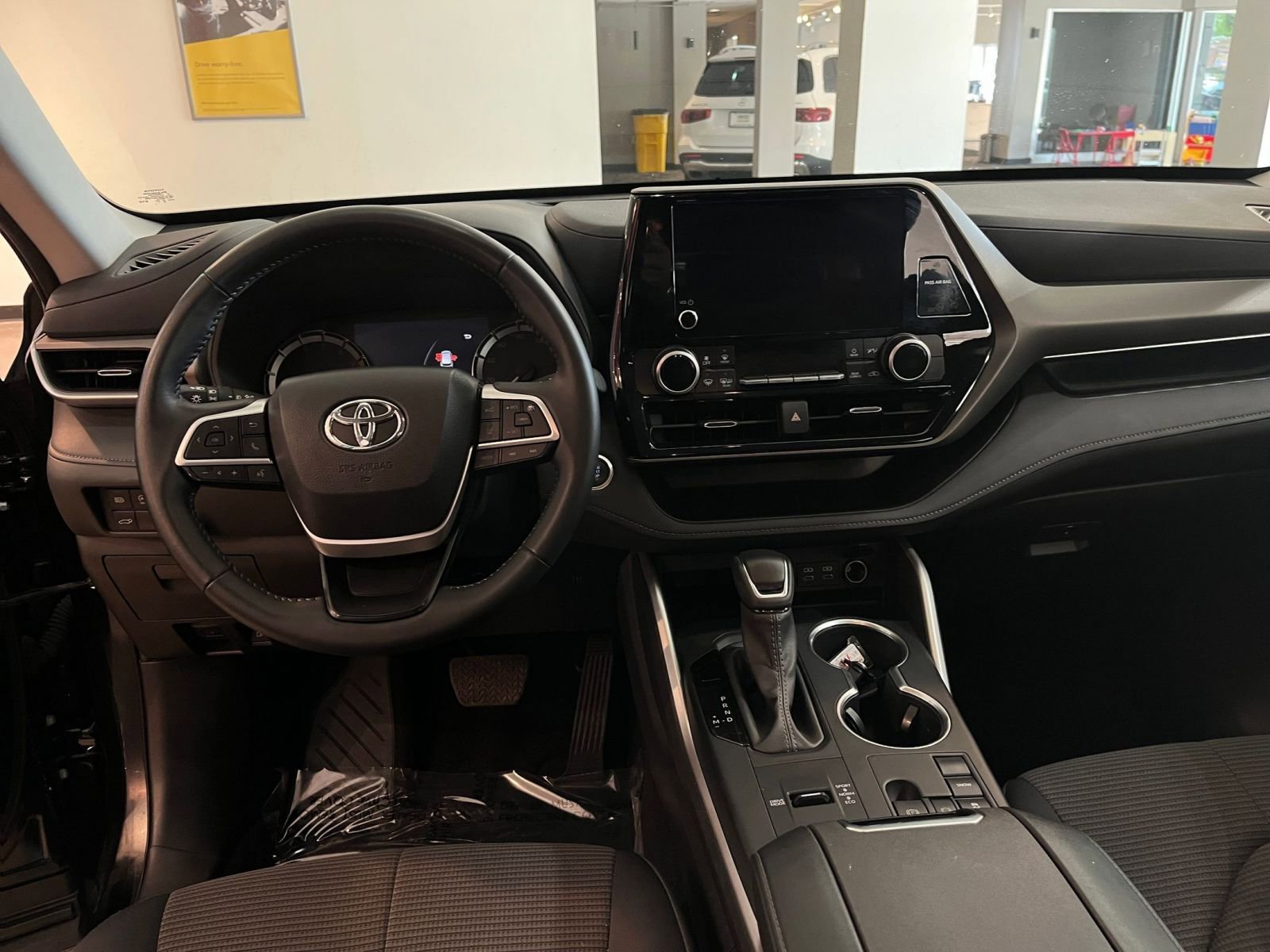 Used 2025 Toyota Highlander LE FWD image 36