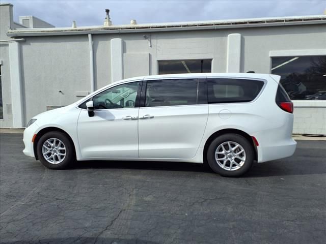 Used 2022 Chrysler Voyager LX FWD image 8