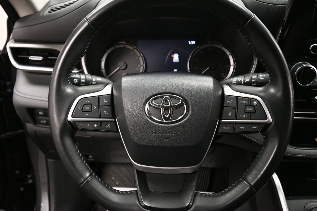 Certified 2023 Toyota Highlander XLE image 12