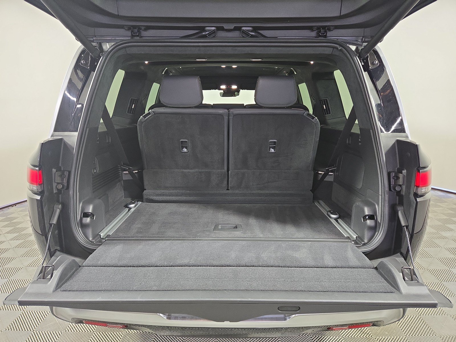 Used 2024 Rivian R1S Adventure AWD/4WD image 15