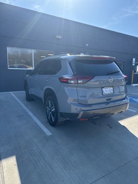 Used 2025 Nissan Rogue SL image 4