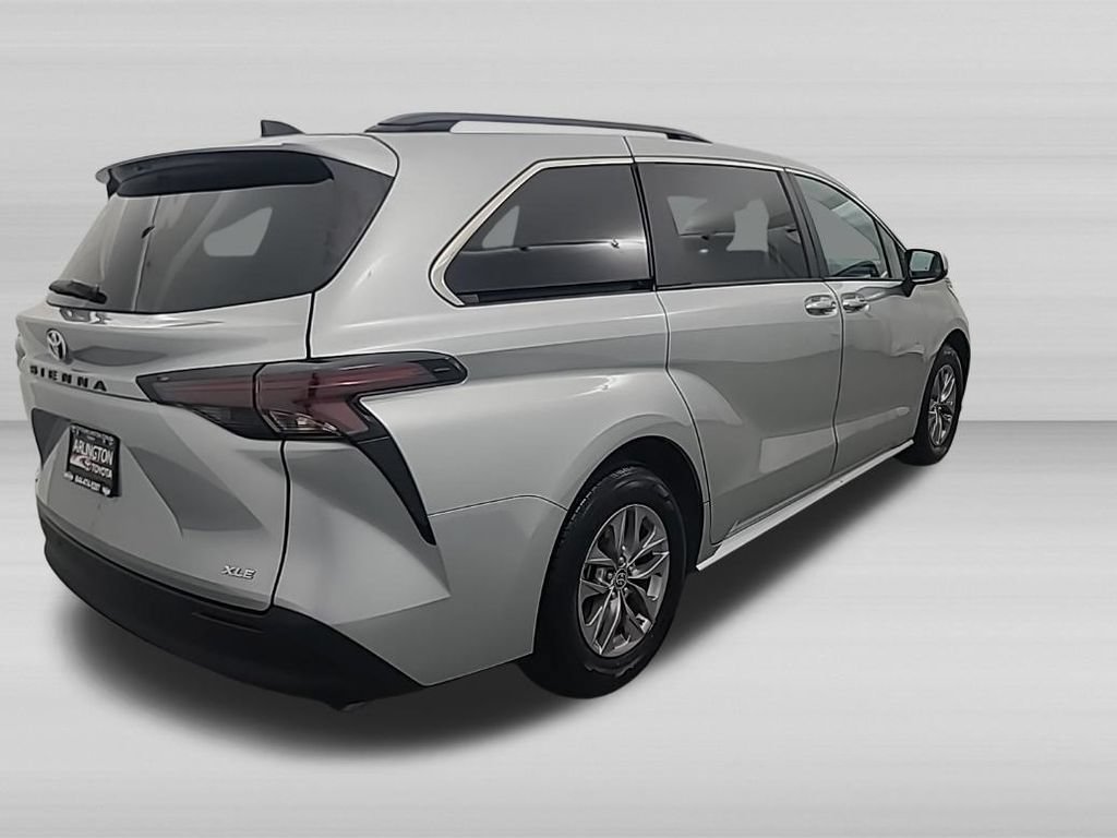 Used 2025 Toyota Sienna XLE FWD image 4