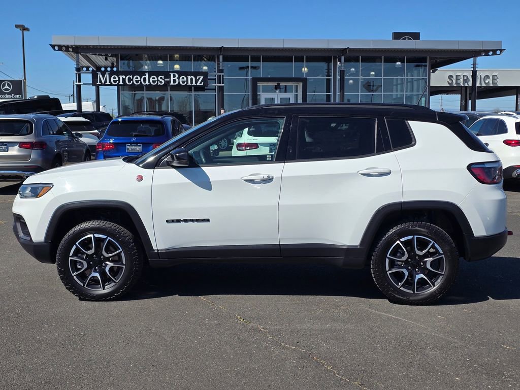 Used 2024 Jeep Compass Trailhawk image 2