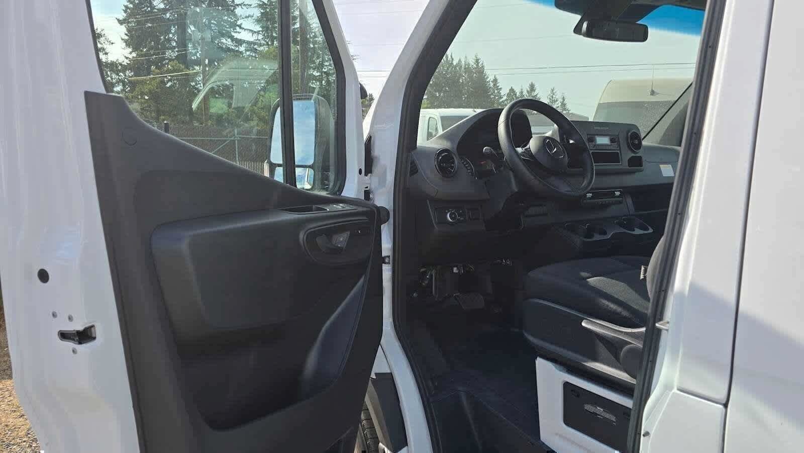 Used 2025 Mercedes-Benz Sprinter 2500 image 20
