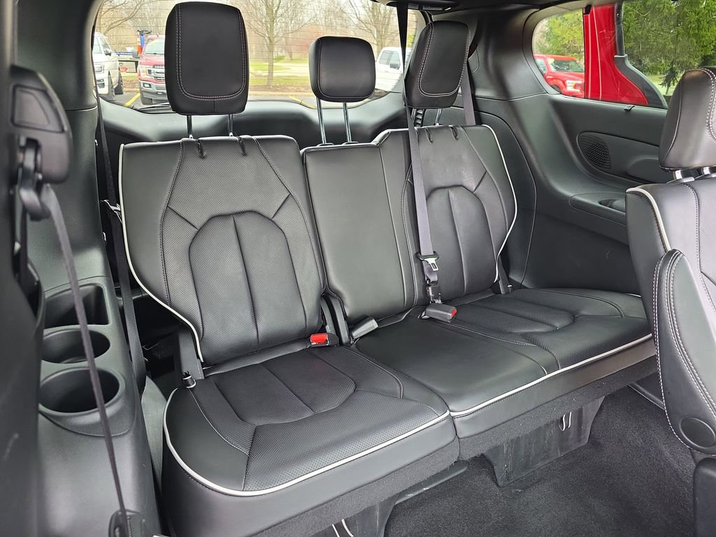 Used 2025 Chrysler Pacifica Limited image 12
