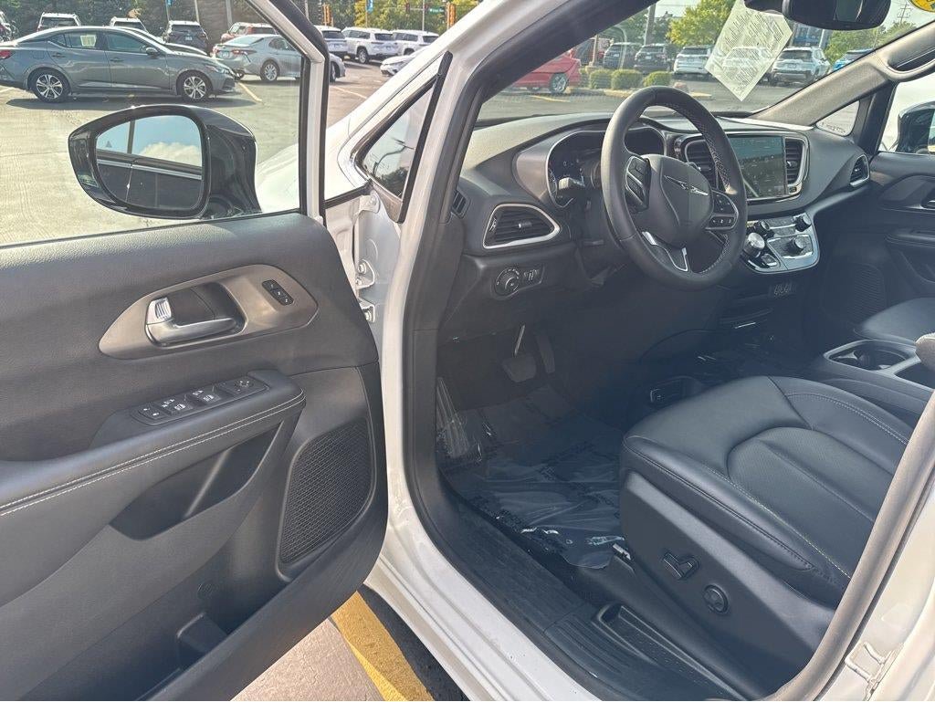 Used 2025 Chrysler Pacifica Select FWD image 17