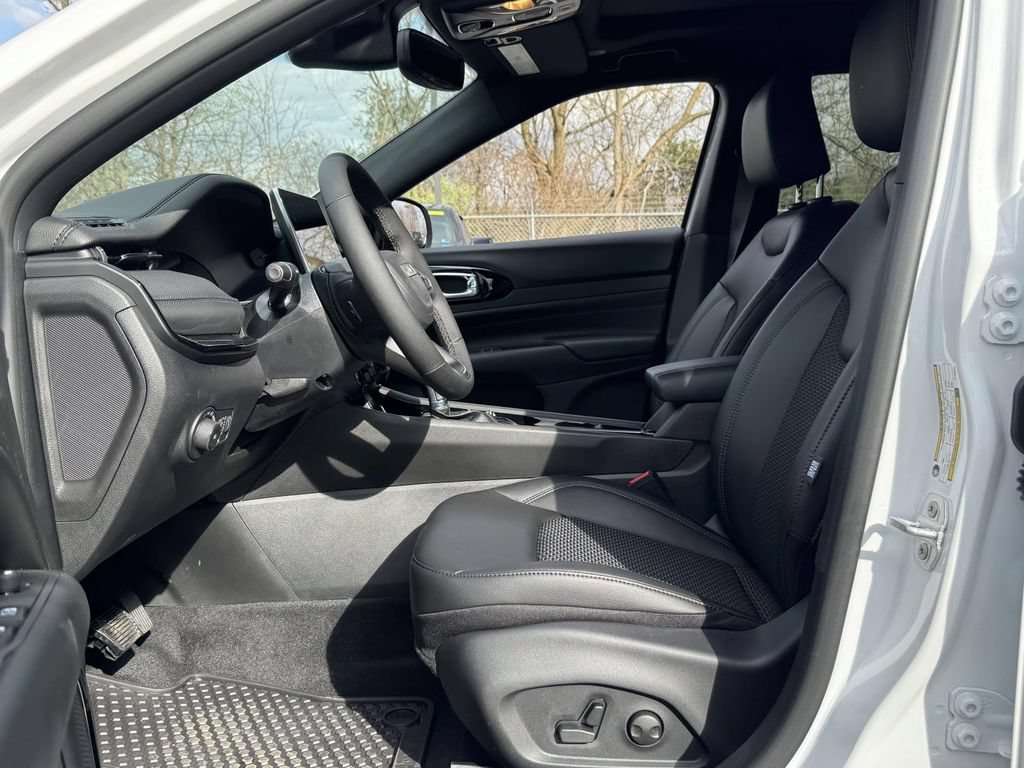 New 2026 Jeep Compass Latitude w/ Sun and Sound Group AWD/4WD image 14