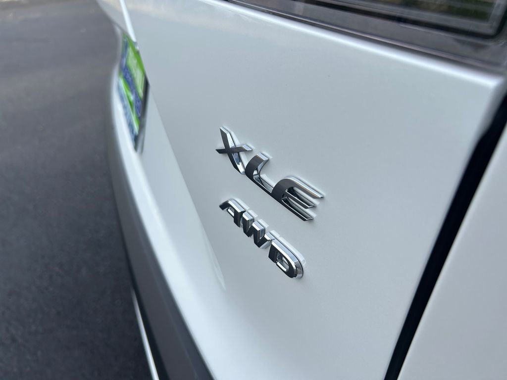 Used 2024 Toyota Corolla Cross XLE w/ Convenience Package AWD/4WD image 31