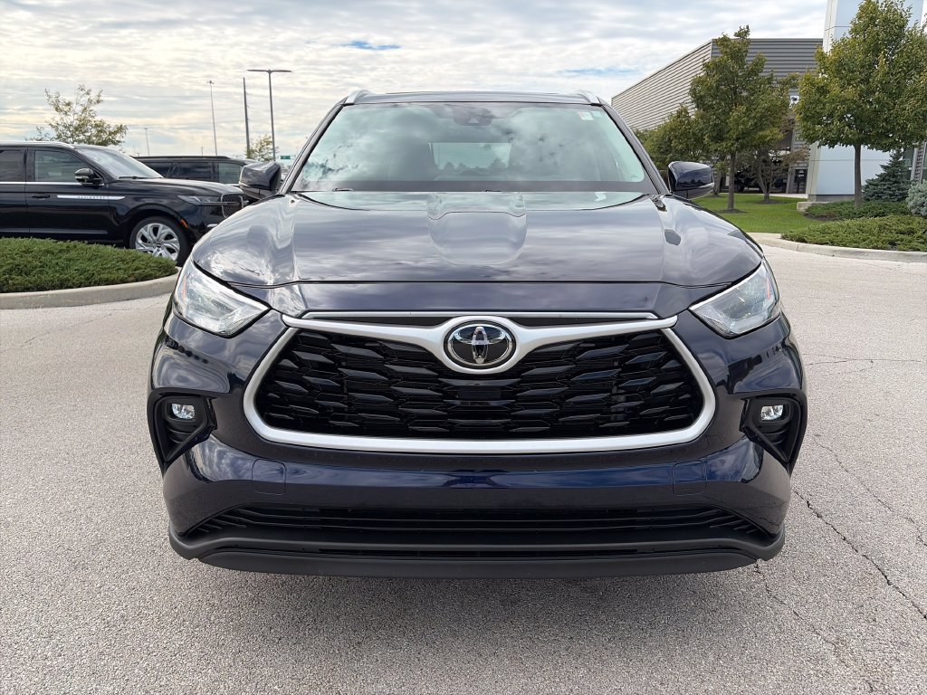 Used 2023 Toyota Highlander XLE AWD/4WD image 2
