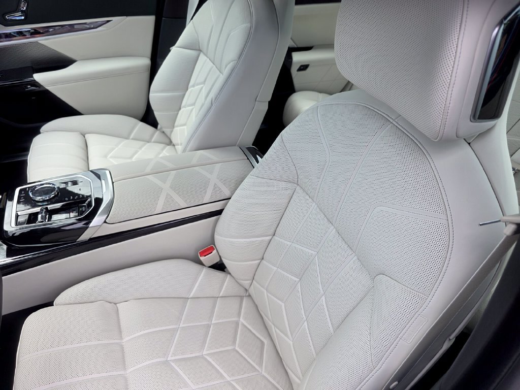 New 2026 BMW 750e xDrive w/ Executive Package AWD/4WD image 9