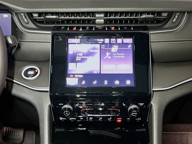 New 2025 Jeep Grand Cherokee Altitude image 9