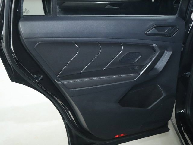 Used 2022 Volkswagen Tiguan SE w/ Panoramic Sunroof Package image 13
