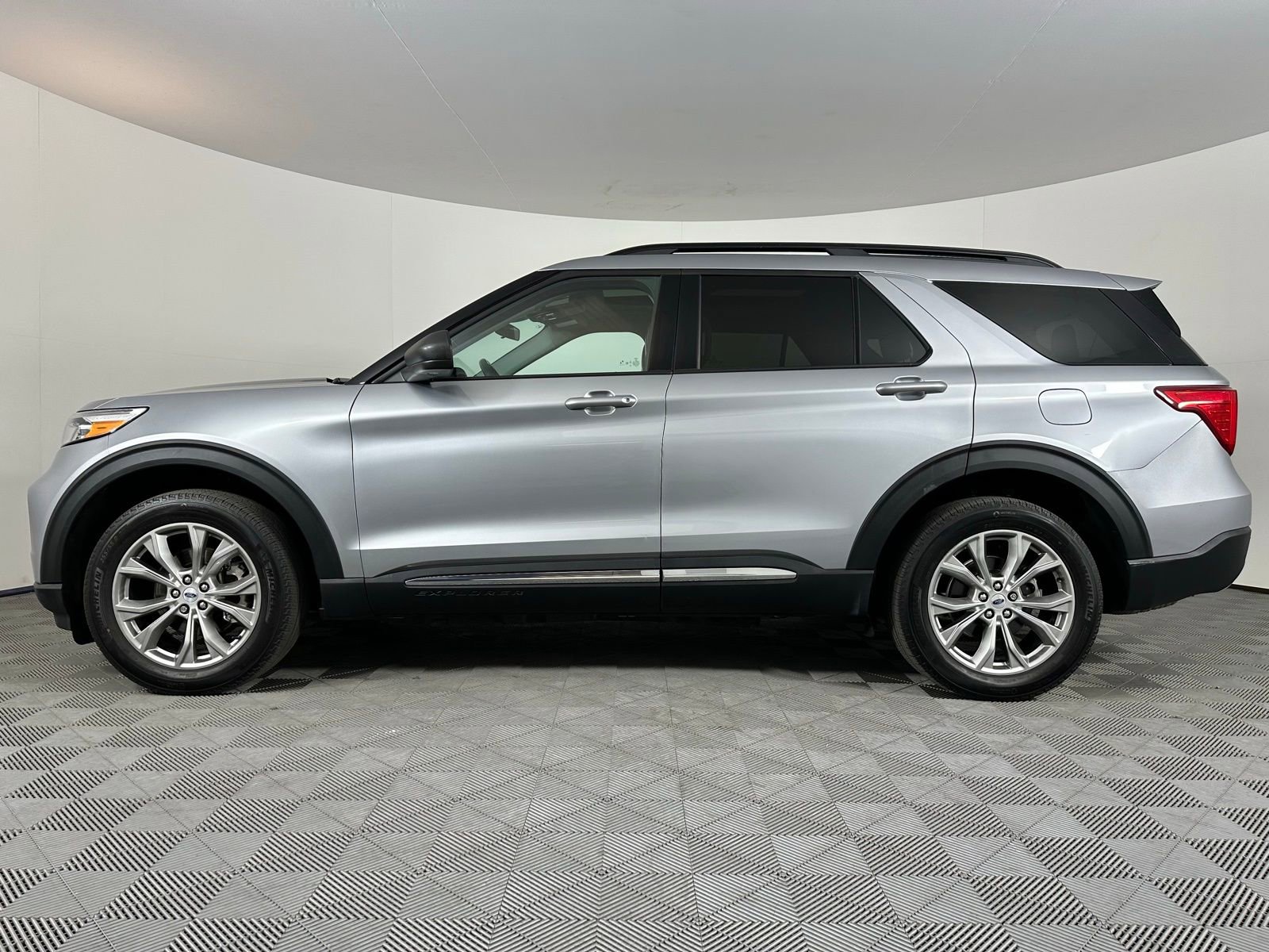 Used 2023 Ford Explorer XLT w/ Equipment Group 202A image 18