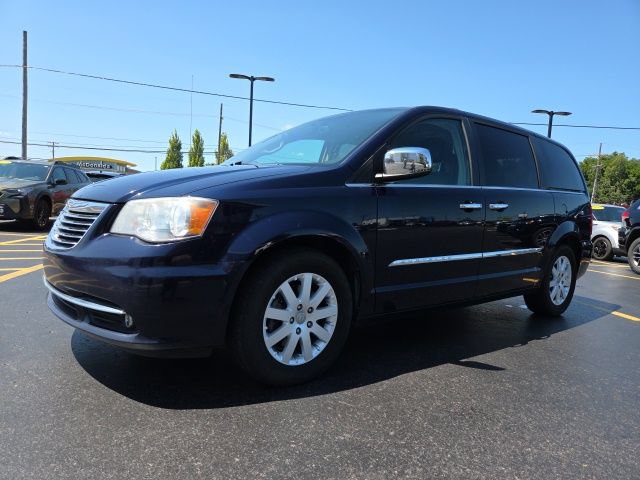 Used 2012 Chrysler Town & Country Touring-L w/ Driver Convenience Group FWD image 3