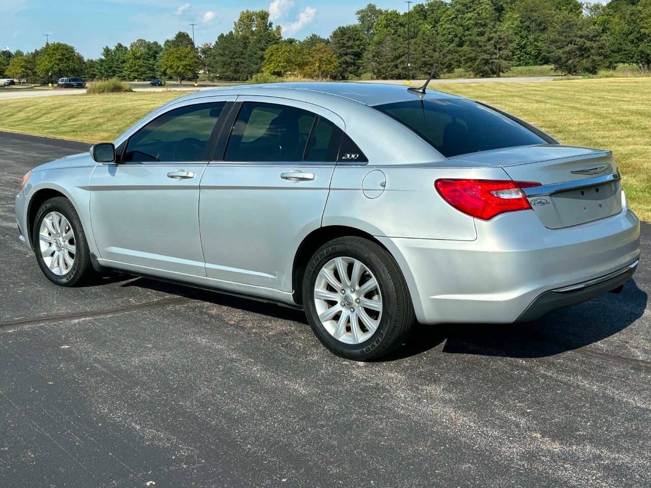 Used 2011 Chrysler 200 Touring FWD image 5