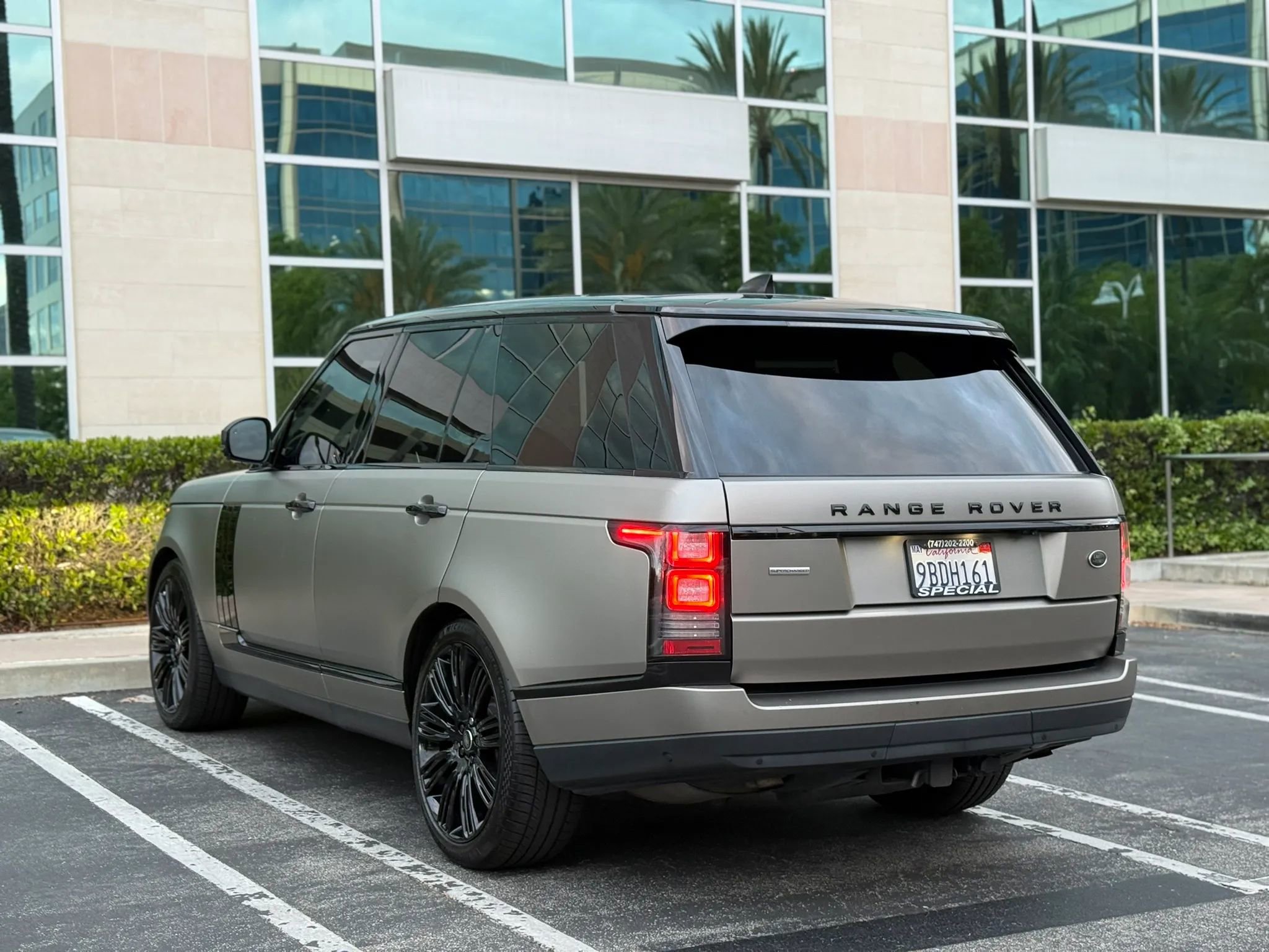 Used 2017 Land Rover Range Rover Supercharged AWD/4WD image 3