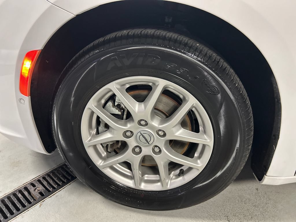 Used 2024 Chrysler Pacifica Touring-L w/ Uconnect Theater Family Group FWD image 9