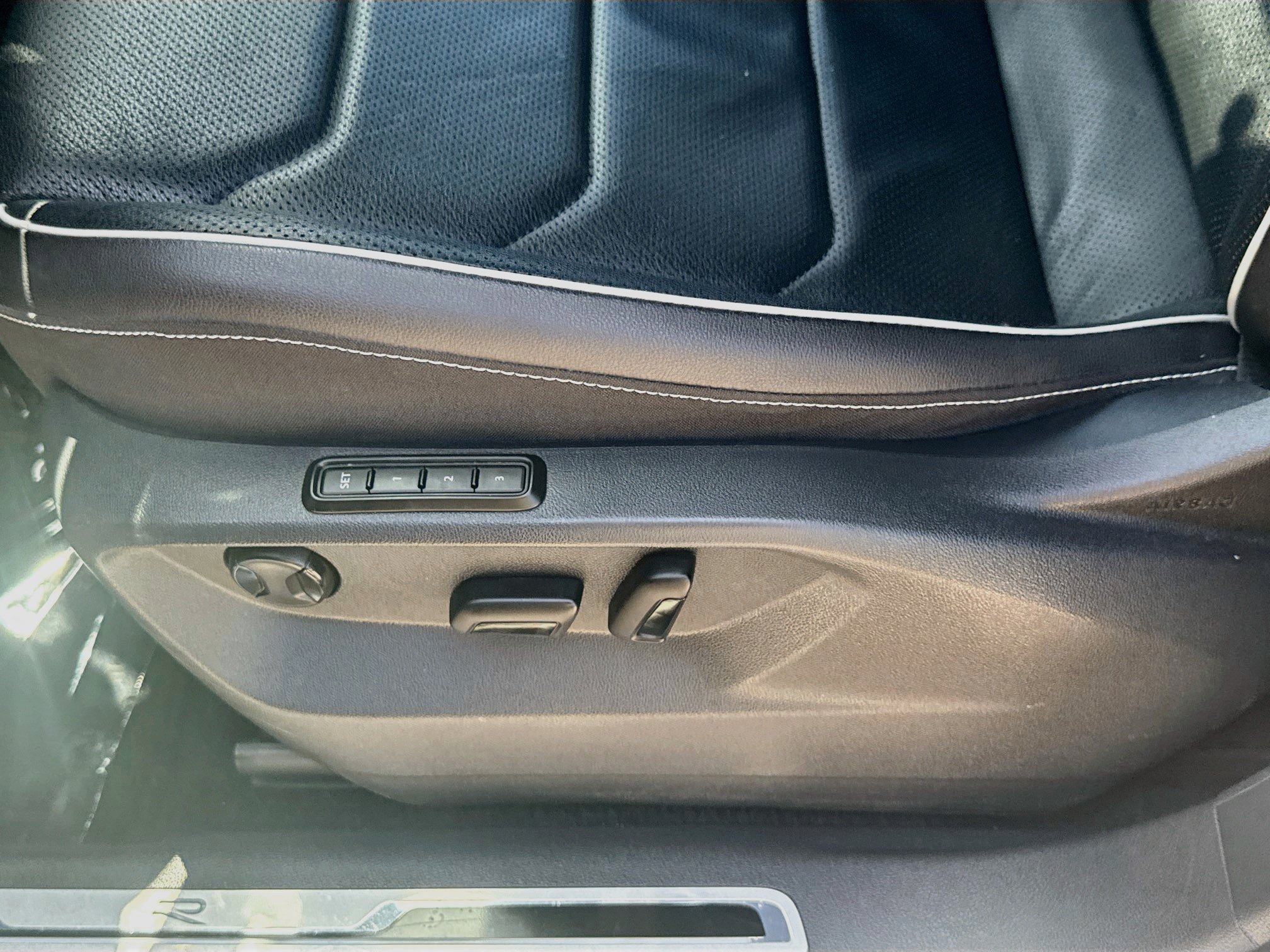 Used 2022 Volkswagen Tiguan SEL R-Line AWD/4WD image 18