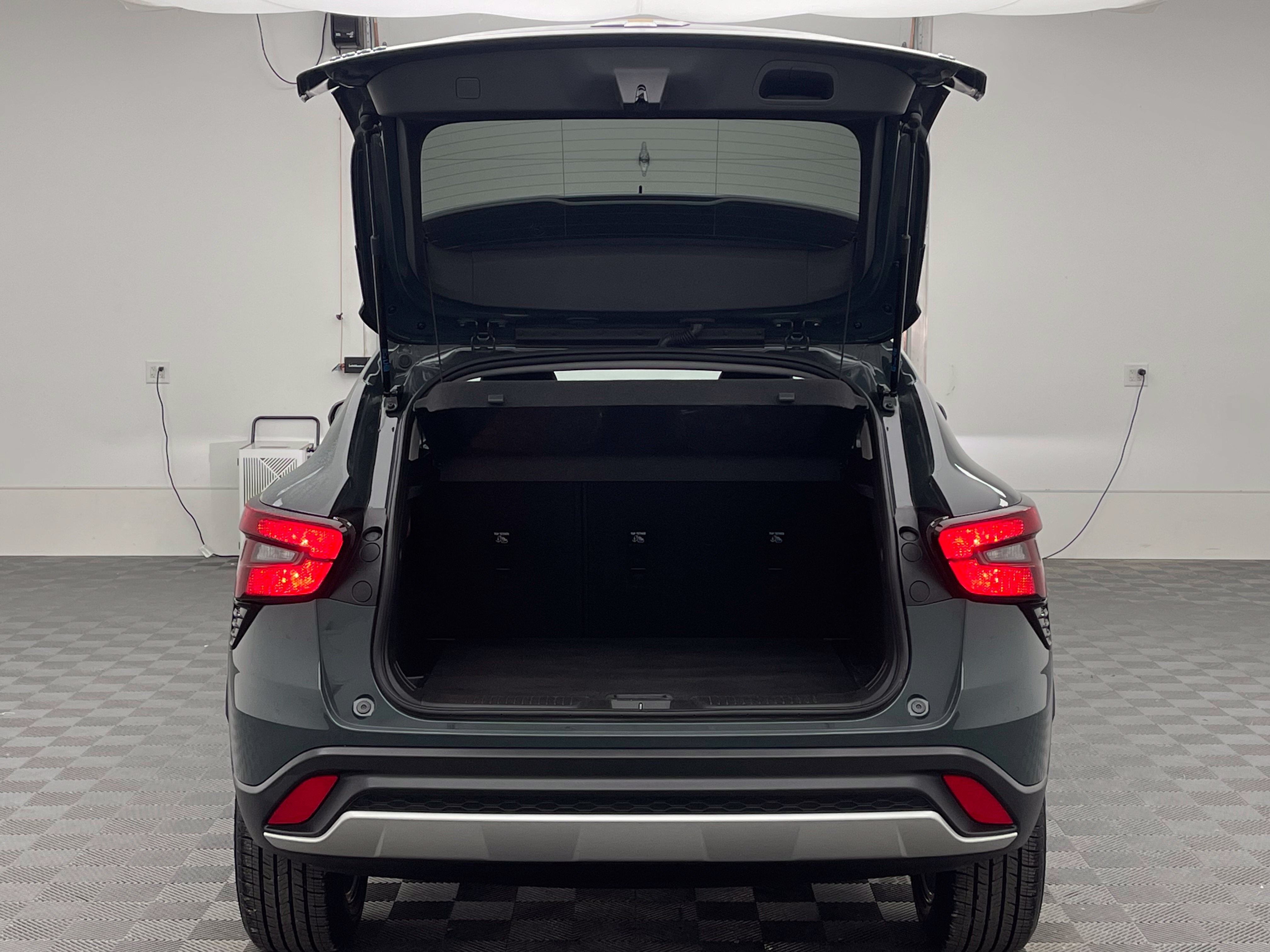 Used 2025 Chevrolet Trax LT FWD image 8