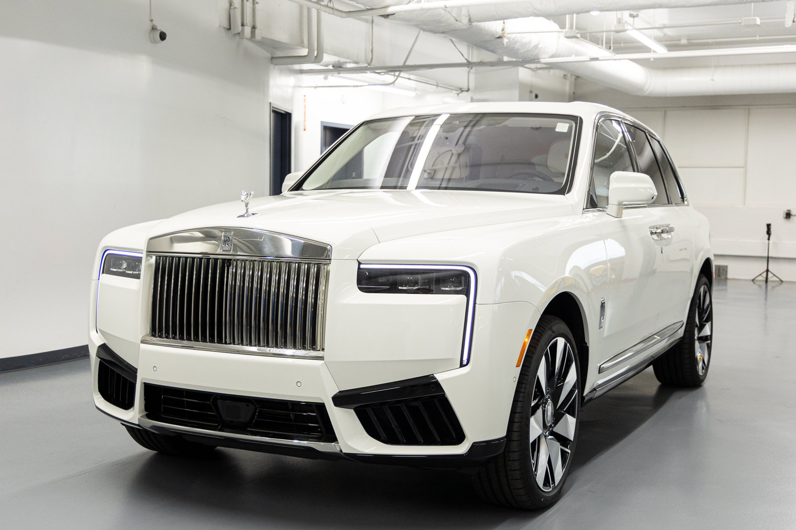 New 2026 Rolls-Royce Cullinan AWD/4WD image 2