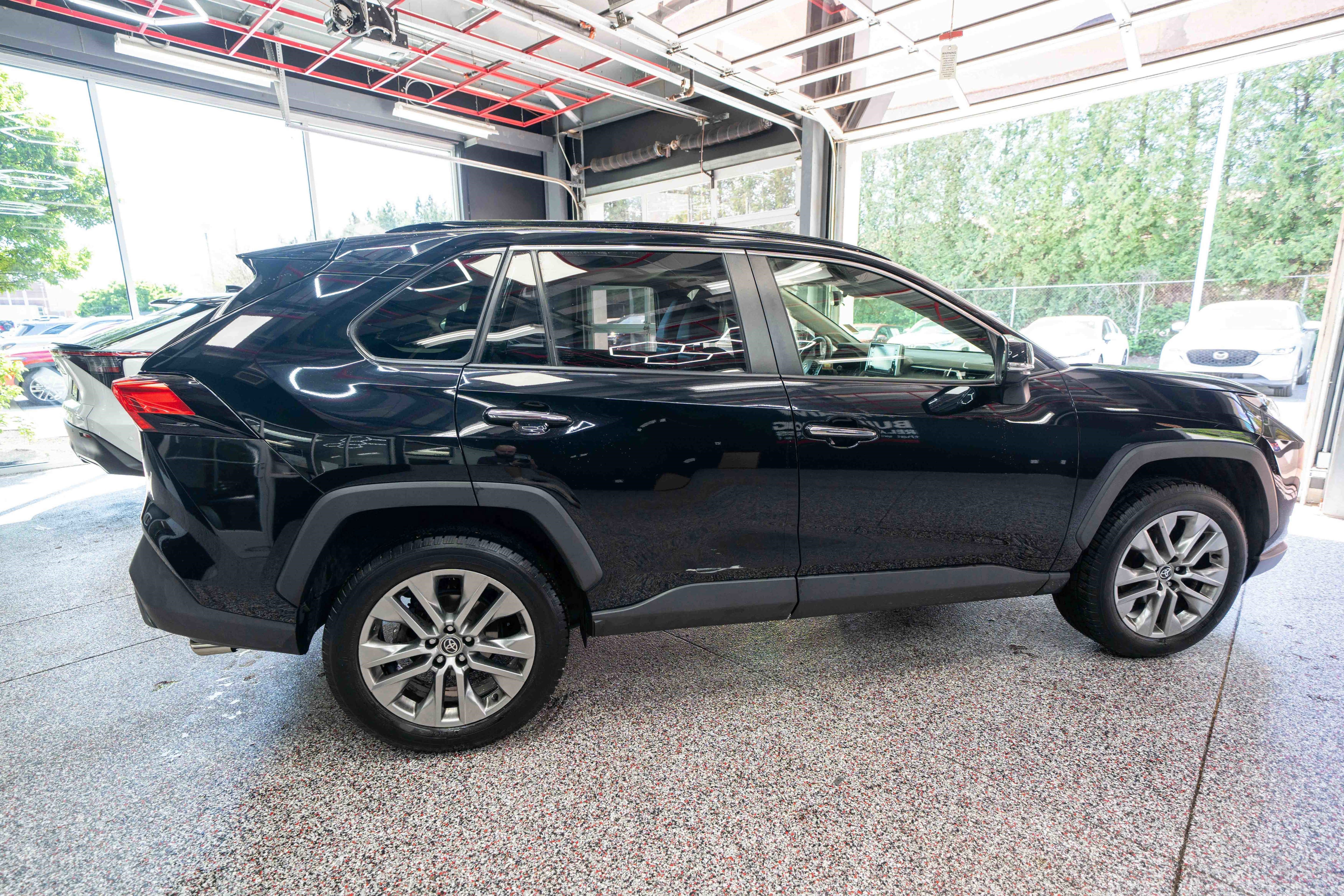 Used 2020 Toyota RAV4 Limited AWD/4WD image 4