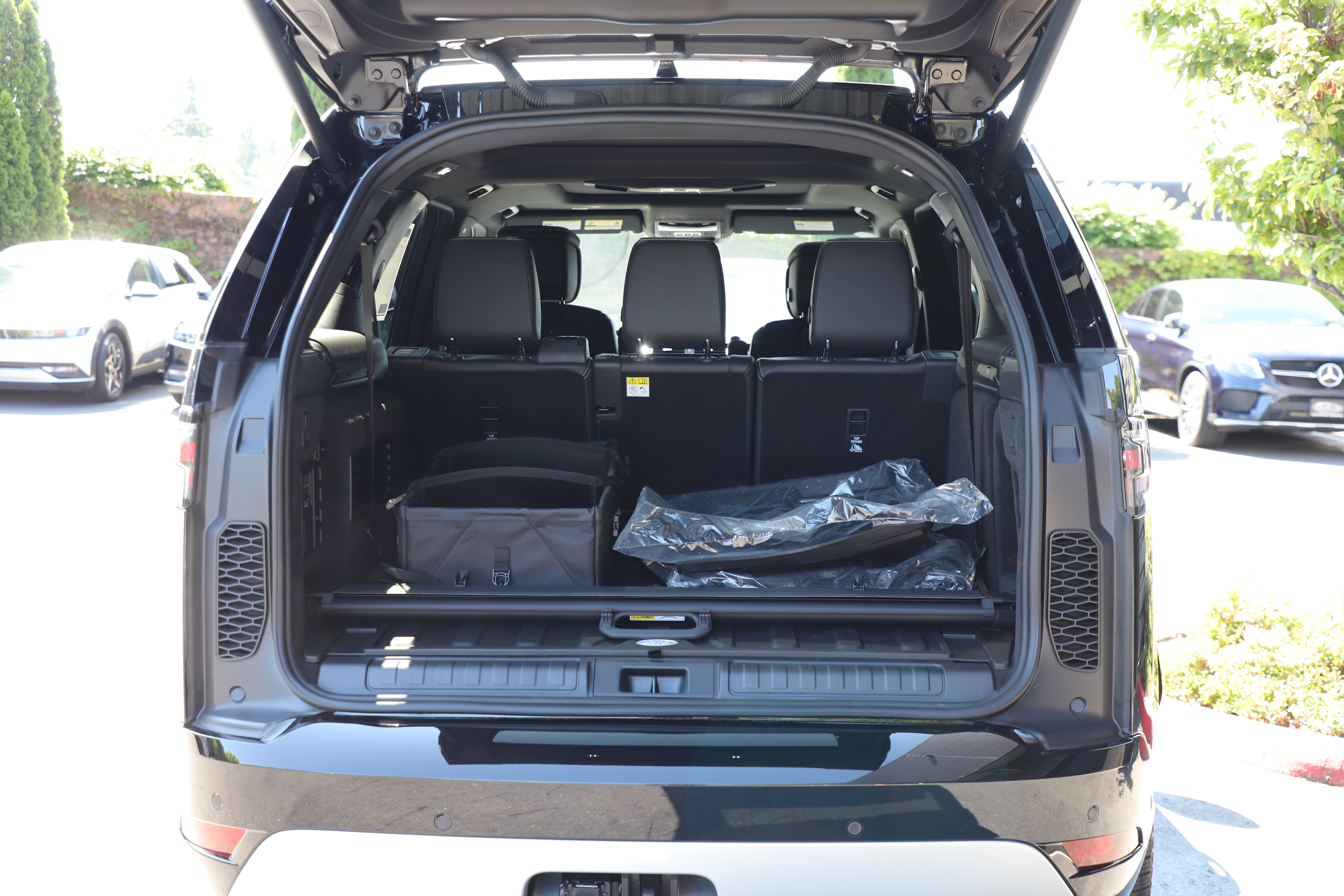 New 2026 Land Rover Discovery Limited Edition AWD/4WD image 16