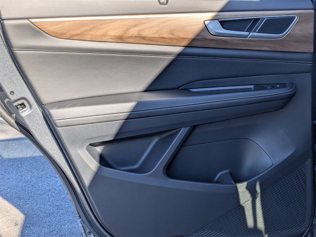 Used 2025 Volkswagen Atlas SE image 27