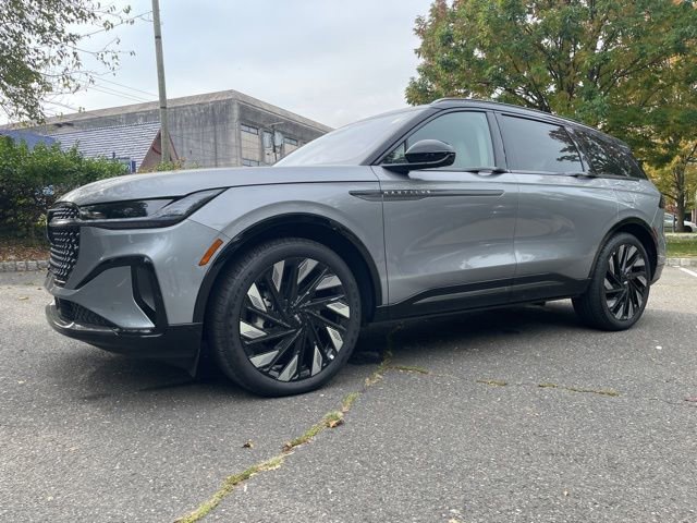 Used 2025 Lincoln Nautilus Reserve w/ Jet Appearance Package image 7