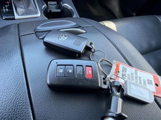 Used 2019 Toyota Highlander Limited image 30