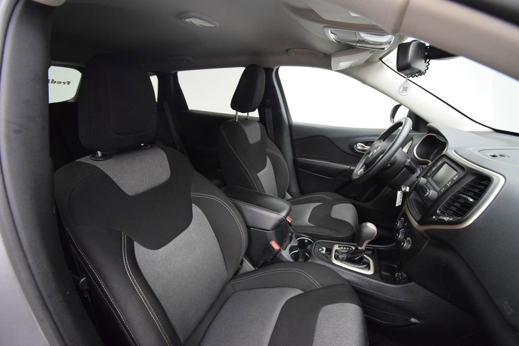 Used 2016 Jeep Cherokee Sport image 14