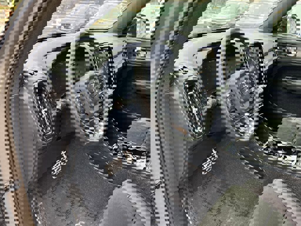 Used 2022 Volvo XC40 T5 R-Design w/ Advanced Package image 11