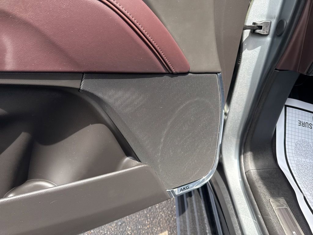 Used 2023 Cadillac Escalade ESV V AWD/4WD image 16