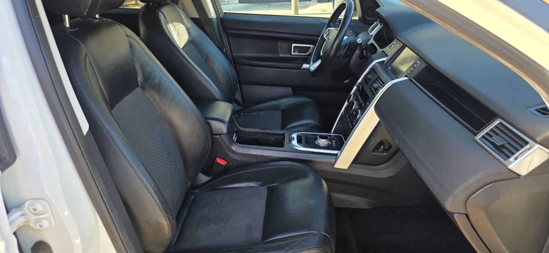 Used 2016 Land Rover Discovery Sport SE image 17