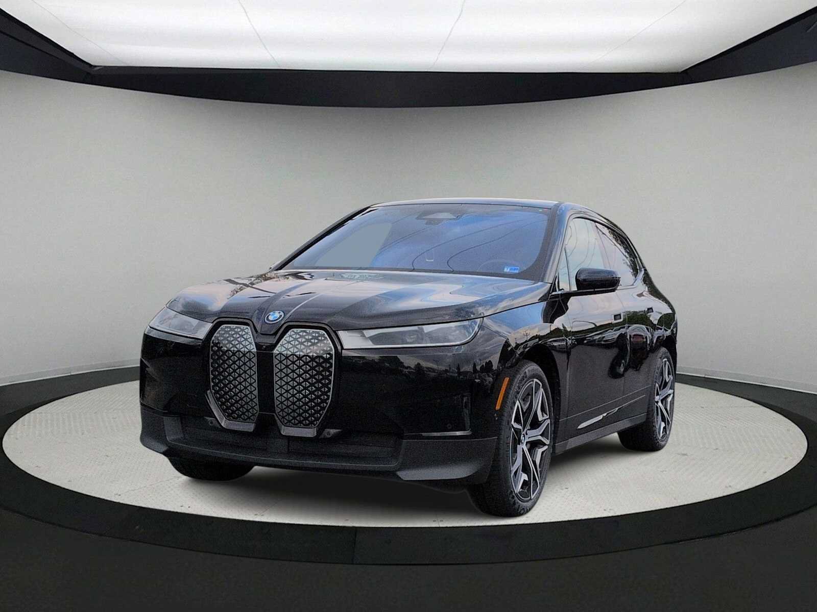 Used 2024 BMW iX xDrive50 w/ Premium Package AWD/4WD image 4
