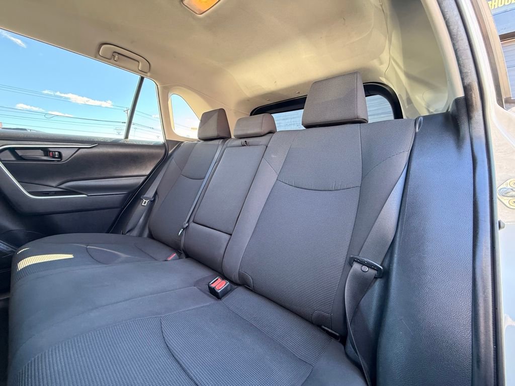 Used 2021 Toyota RAV4 LE image 15