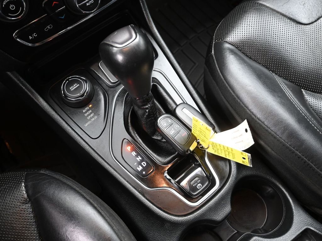 Used 2019 Jeep Cherokee Limited image 12