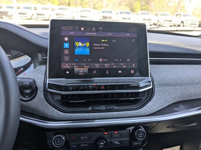 Used 2024 Jeep Compass Latitude image 14