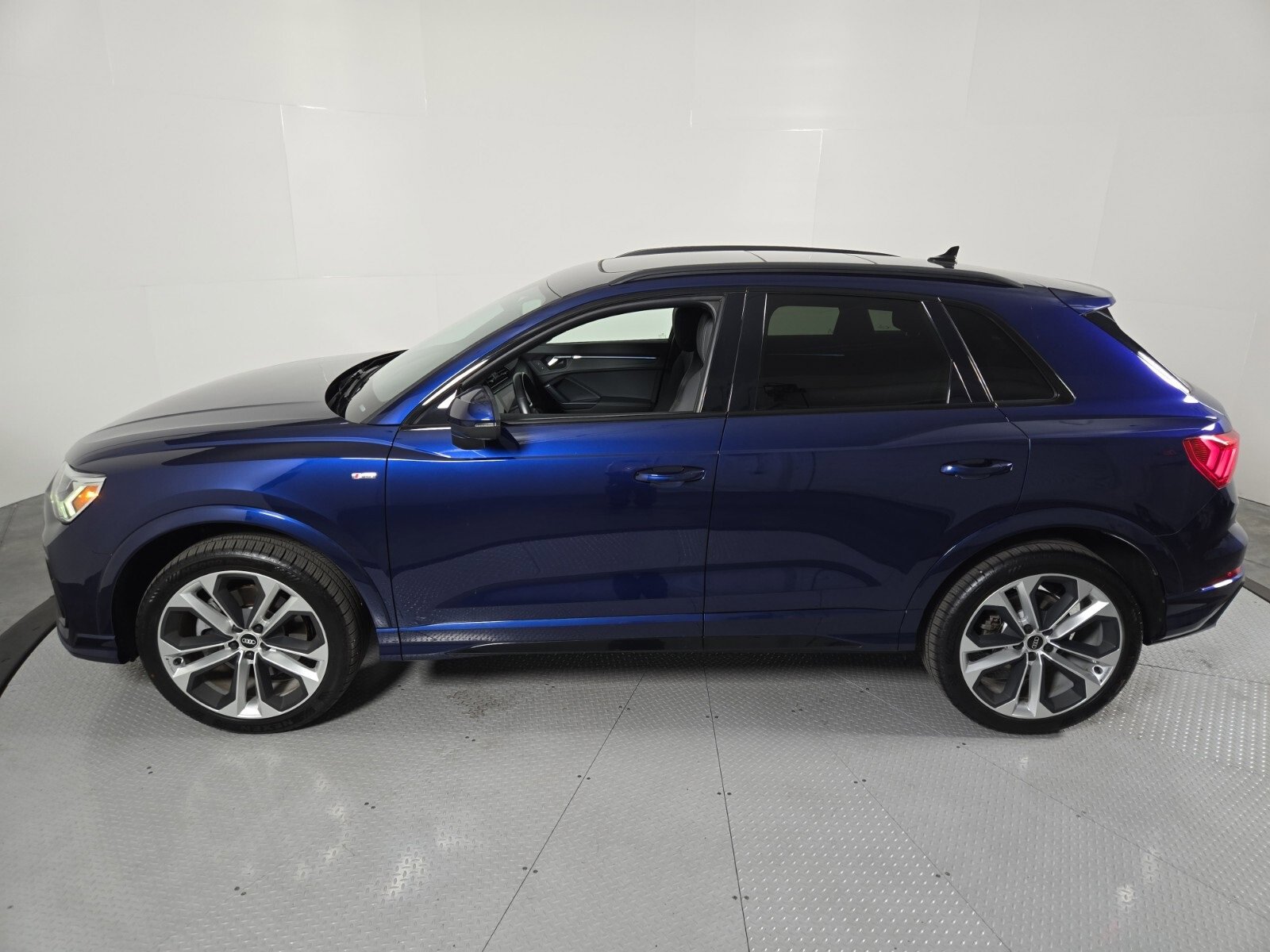 Used 2022 Audi Q3 2.0T Premium Plus w/ Premium Plus Package image 32