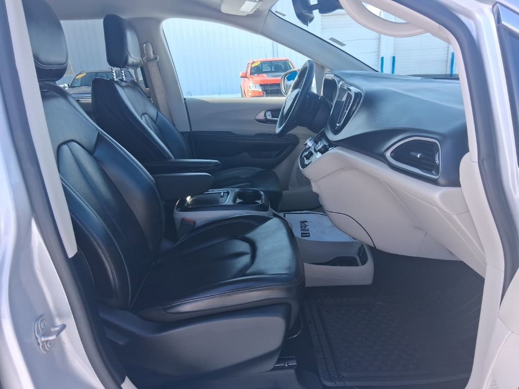 Used 2023 Chrysler Pacifica Touring-L image 17