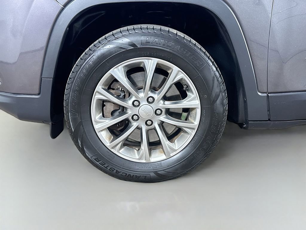Used 2019 Jeep Cherokee Latitude Plus AWD/4WD image 35