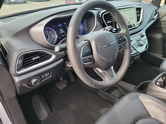 Used 2025 Chrysler Voyager LX image 15