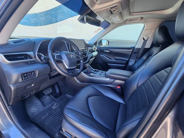 Used 2025 Toyota Highlander XLE image 11