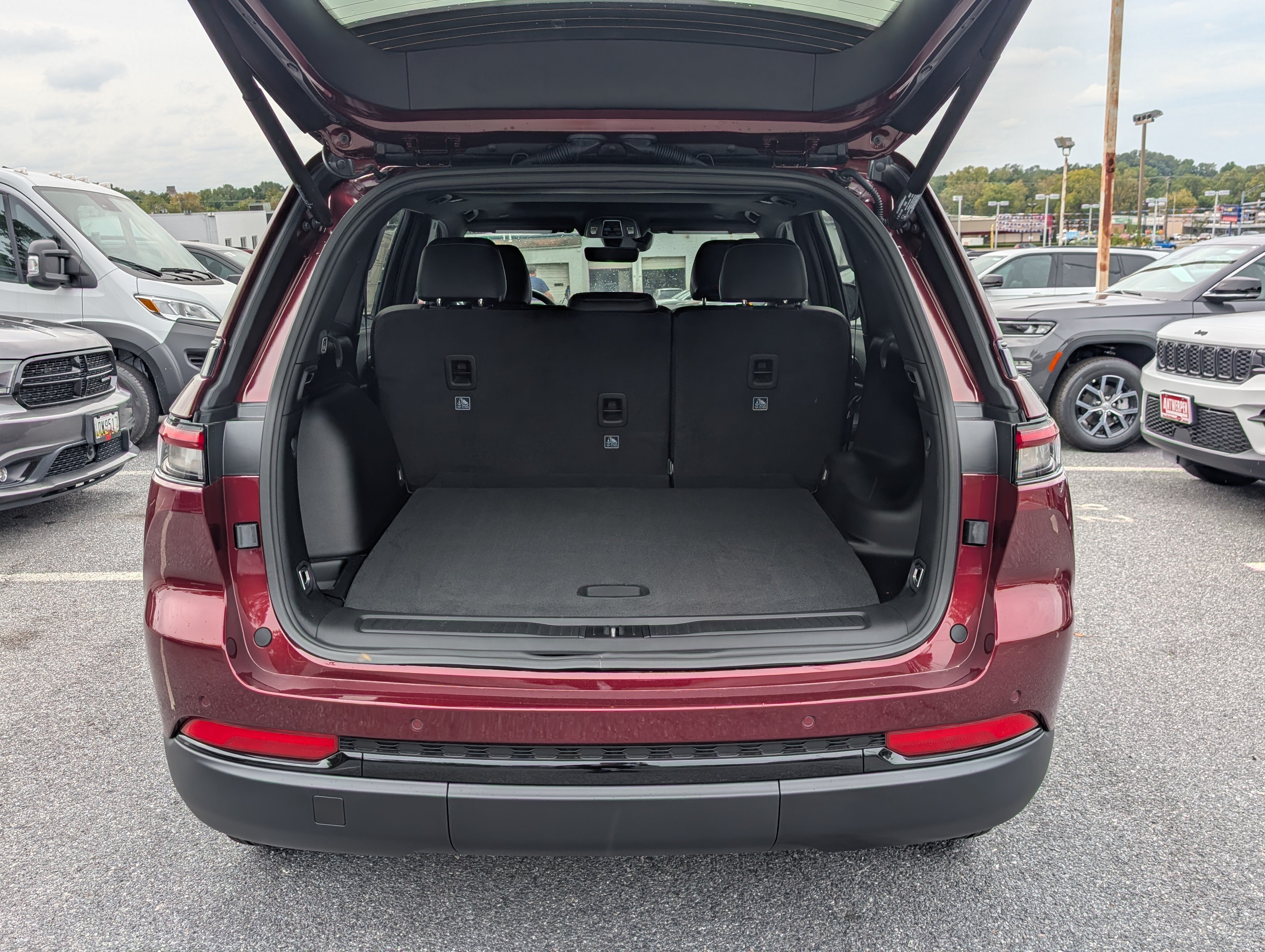New 2025 Jeep Grand Cherokee Altitude AWD/4WD image 11